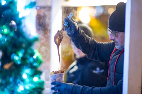 Fritule, čokoladne praline i kuhano vino: Drugi adventski vikend vratio blagdansku čaroliju u središte Virovitice 43 7836979c a105 403c 8a93 99b7ce7f93cd