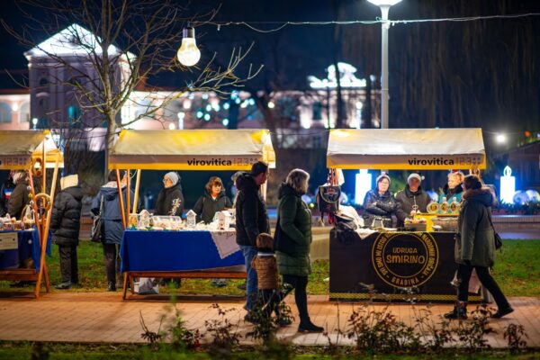 Fritule, čokoladne praline i kuhano vino: Drugi adventski vikend vratio blagdansku čaroliju u središte Virovitice 22 8f9e1adf 4ec8 4e99 bcf6 3835d74a5b9b