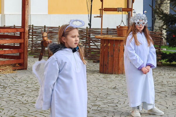 Žive jaslice zasjale ispred crkve sv. Roka u Virovitici: Mališani i roditelji uživali u scenskom prikazu rođenja Isusova 6 IMG 20241216 110420