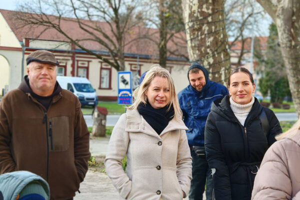Žive jaslice zasjale ispred crkve sv. Roka u Virovitici: Mališani i roditelji uživali u scenskom prikazu rođenja Isusova 12 IMG 20241216 110733