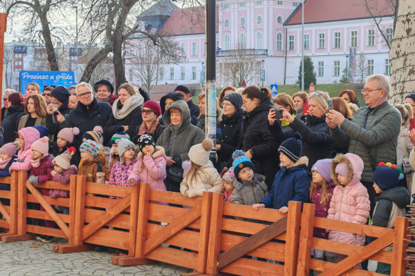 Žive jaslice zasjale ispred crkve sv. Roka u Virovitici: Mališani i roditelji uživali u scenskom prikazu rođenja Isusova 14 IMG 20241216 110823