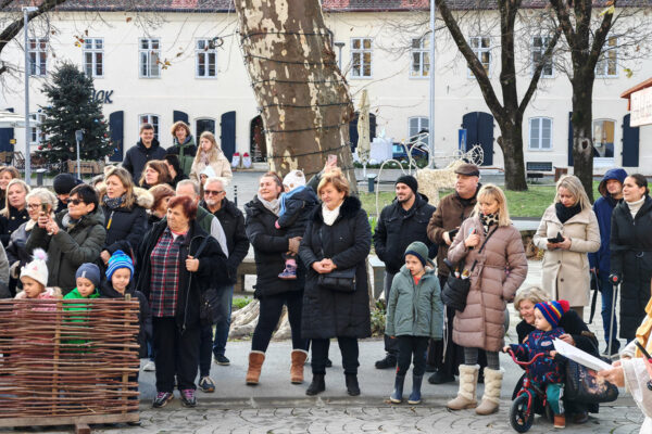 Žive jaslice zasjale ispred crkve sv. Roka u Virovitici: Mališani i roditelji uživali u scenskom prikazu rođenja Isusova 16 IMG 20241216 111035