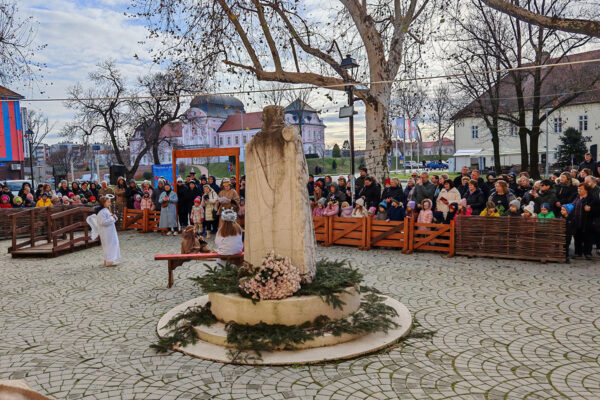 Žive jaslice zasjale ispred crkve sv. Roka u Virovitici: Mališani i roditelji uživali u scenskom prikazu rođenja Isusova 17 IMG 20241216 111052