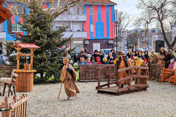 Žive jaslice zasjale ispred crkve sv. Roka u Virovitici: Mališani i roditelji uživali u scenskom prikazu rođenja Isusova 18 IMG 20241216 111132