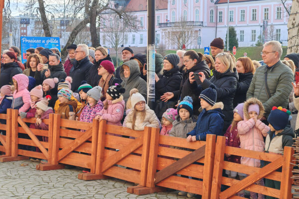 Žive jaslice zasjale ispred crkve sv. Roka u Virovitici: Mališani i roditelji uživali u scenskom prikazu rođenja Isusova 21 IMG 20241216 111258