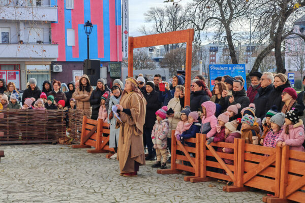 Žive jaslice zasjale ispred crkve sv. Roka u Virovitici: Mališani i roditelji uživali u scenskom prikazu rođenja Isusova 22 IMG 20241216 111305