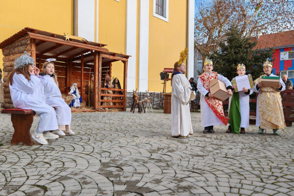 Žive jaslice zasjale ispred crkve sv. Roka u Virovitici: Mališani i roditelji uživali u scenskom prikazu rođenja Isusova 25 IMG 20241216 111625