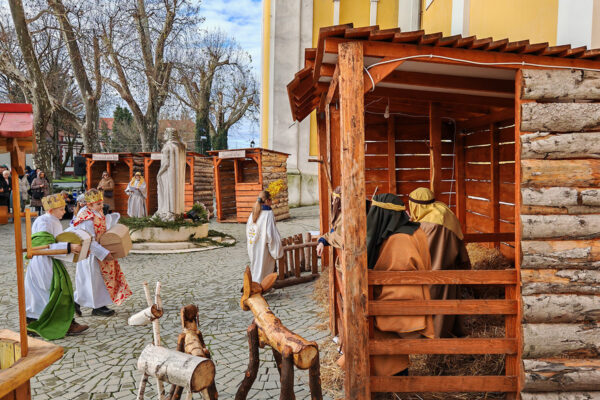 Žive jaslice zasjale ispred crkve sv. Roka u Virovitici: Mališani i roditelji uživali u scenskom prikazu rođenja Isusova 26 IMG 20241216 111831