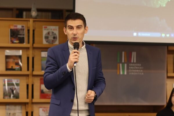 U Gradskoj knjižnici otvorena prodajna izložba Centra za odgoj, obrazovanje i razvojnu podršku dr. Terezija Salaj Rakić 30 IMG 3194 Custom