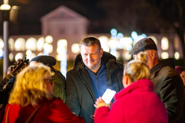 Fritule, čokoladne praline i kuhano vino: Drugi adventski vikend vratio blagdansku čaroliju u središte Virovitice 48 afd8eb36 f7ea 4fb2 89da d75288142019