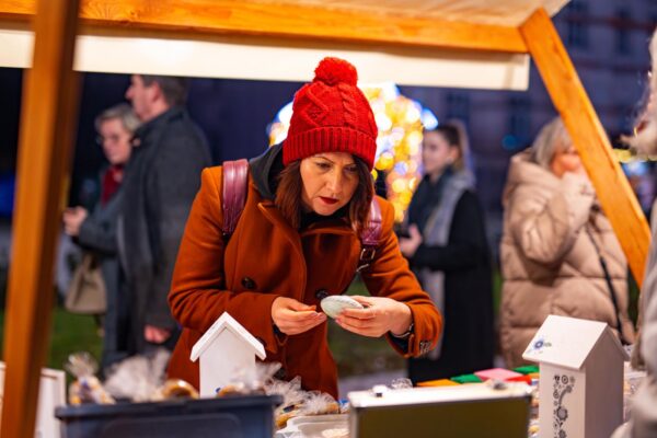 Fritule, čokoladne praline i kuhano vino: Drugi adventski vikend vratio blagdansku čaroliju u središte Virovitice 52 d84e7f43 c1a5 4f6e 995a 9bf9a85a2bf1 1