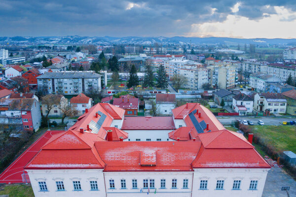 Gimnazija u Virovitici zablistala u punom sjaju s novim krovištem i obnovljenim igralištem u srcu grada 5 472798301 1025439739612480 1932172151844891503 n