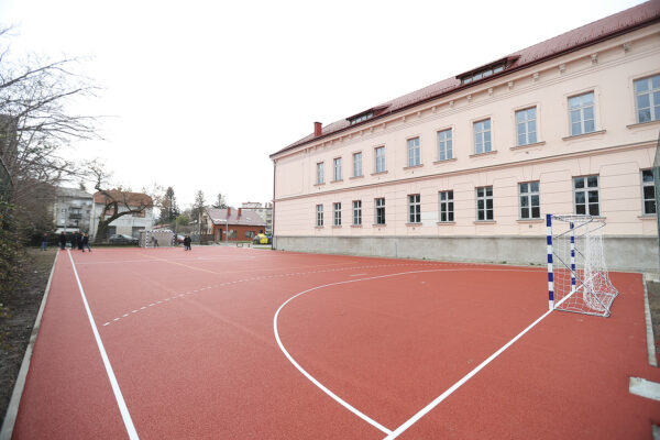 Gimnazija u Virovitici zablistala u punom sjaju s novim krovištem i obnovljenim igralištem u srcu grada 2 473566612 1025439682945819 7704140802761927298 n