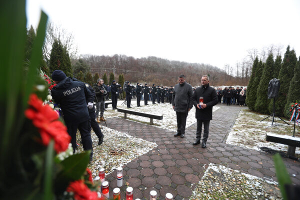 Komemoracijom u Brusniku odali počast dvanaestorici poginulih hrvatskih branitelja, pripadnika slavne virovitičke 127. brigade 32 brusnik 300 1
