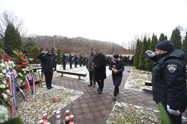 Komemoracijom u Brusniku odali počast dvanaestorici poginulih hrvatskih branitelja, pripadnika slavne virovitičke 127. brigade 42 brusnik 348 1
