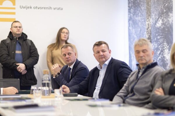 VIROEXPO Tradicija i razvoj u modernom izdanju: “Sajam s dušom” dobio novi vizualni identitet 1 viroexpo odbor 90 Custom