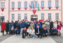 Dvadeset crvenih srca u znak solidarnosti: Ispred virovitičke gimnazije obilježen Dan crvenih haljina
