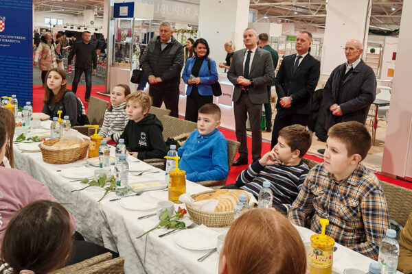 Viroexpo 2025: Klinceze i klinci iz virovitičkih „Brlića“ na „Mednom doručku“ kušali prvoklasan med naših pčelara 6 IMG 20250214 082001 edit 245674299692896