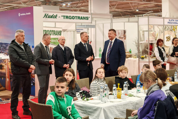 Viroexpo 2025: Klinceze i klinci iz virovitičkih „Brlića“ na „Mednom doručku“ kušali prvoklasan med naših pčelara 7 IMG 20250214 083009 edit 245615557472918