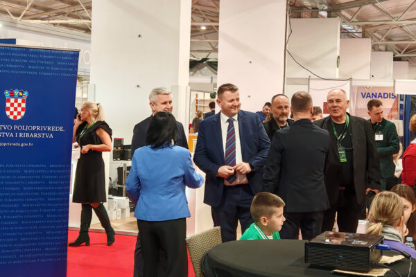 Viroexpo 2025: Klinceze i klinci iz virovitičkih „Brlića“ na „Mednom doručku“ kušali prvoklasan med naših pčelara 8 IMG 20250214 083819 edit 245537947510760