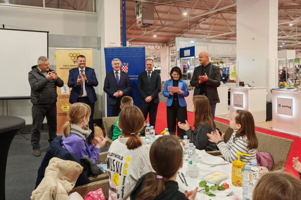 Viroexpo 2025: Klinceze i klinci iz virovitičkih „Brlića“ na „Mednom doručku“ kušali prvoklasan med naših pčelara 11 IMG 20250214 084011 edit 245489709002758