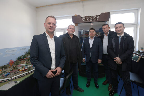 Velika ulaganja u željezničku infrastrukturu: Potpredsjednik Vlade i ministar Oleg Butković obišao obnovljenu zgradu Željezničkog kolodvora u Virovitici 35 481250344 1062757979213989 4866713744968982564 n