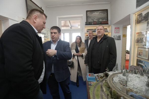 Velika ulaganja u željezničku infrastrukturu: Potpredsjednik Vlade i ministar Oleg Butković obišao obnovljenu zgradu Željezničkog kolodvora u Virovitici 38 481904036 1062757975880656 8879808992769741496 n