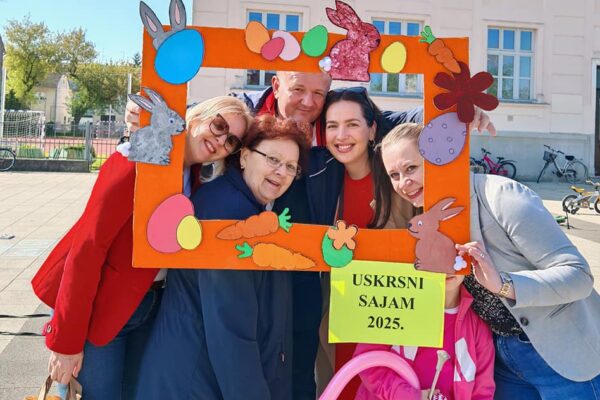 Više od tisuću pisanica u samom središtu Virovitice: Još jedan Uskrsni sajam razveselio sve generacije 14 490768282 1073777838115564 5826249098683091382 n 1