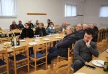 ZBOR GRAĐANA U Rezovcu u tijeku postavljanje rasvjete na nogometnom terenu; u planu pješačka staza i parkiralište u Ulici Lanište