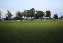 Za vrijeme prijateljske utakmice zasjali reflektori na nogometnom terenu u virovitičkom prigradskom naselju Podgorje