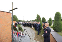 Polaganjem vijenaca i paljenjem svijeća na Gradskom groblju u Virovitici obilježen Dan državnosti RH