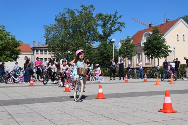 Sigurnost na dva kotača: Virovitička šetnica pretvorena u poligon sigurne vožnje “Kaciga glavu čuva” 44 IMG 0218