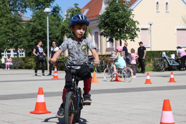 Sigurnost na dva kotača: Virovitička šetnica pretvorena u poligon sigurne vožnje “Kaciga glavu čuva” 42 IMG 0234