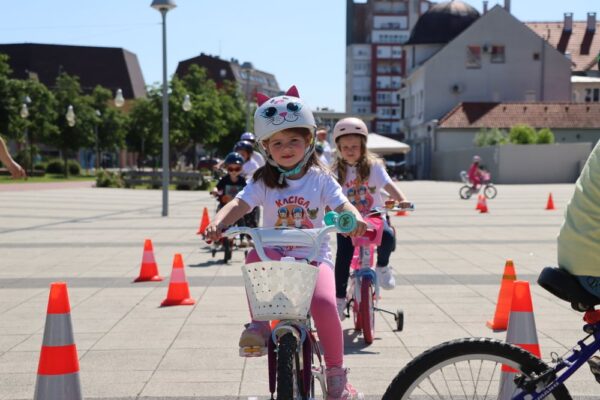 Sigurnost na dva kotača: Virovitička šetnica pretvorena u poligon sigurne vožnje “Kaciga glavu čuva” 34 IMG 0277