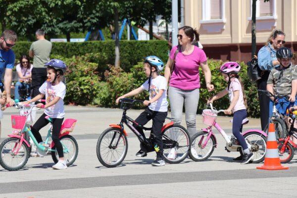 Sigurnost na dva kotača: Virovitička šetnica pretvorena u poligon sigurne vožnje “Kaciga glavu čuva” 17 IMG 0372