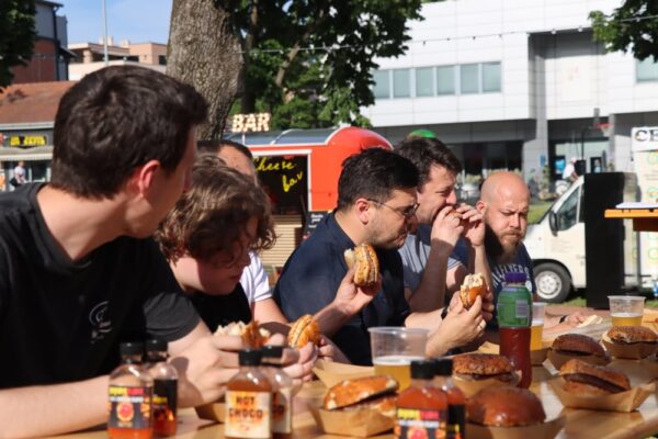 Vatreno natjecanje na Street Food Weekendu: Goran Lovrić prvi pojeo sve ljute specijalitete, Fajnšmekerski burger proglašen najboljim jelom 7 IMG 1899