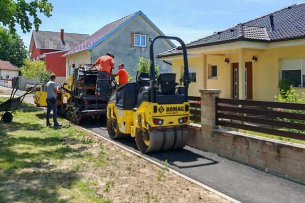 Asfaltira se nogostup u Ulici Jana Vlašimskog; u tijeku i sanacija odvojka Ulice Ivana Zajca 4 IMG 20250604 122743