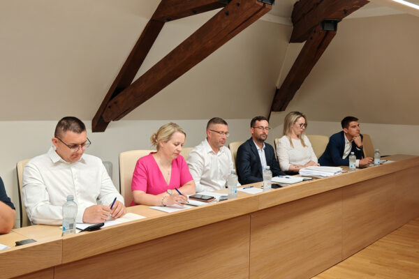 Gradsko vijeće: Na “aktualcu” naglasak na raspodjeli poljoprivrednog zemljišta, bazenu, osnivanju javne ustanove za razvoj turizma i sporta 11 IMG 20250626 170713