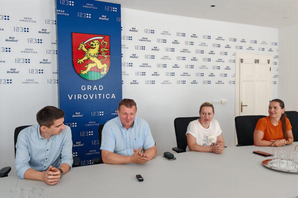 NAGRADA ZA NAJBOLJE: Gradonačelnik Ivica Kirin darivao laptope najučenicima gradskih škola te Katoličke osnovne škole 1 IMG 20250630 093928