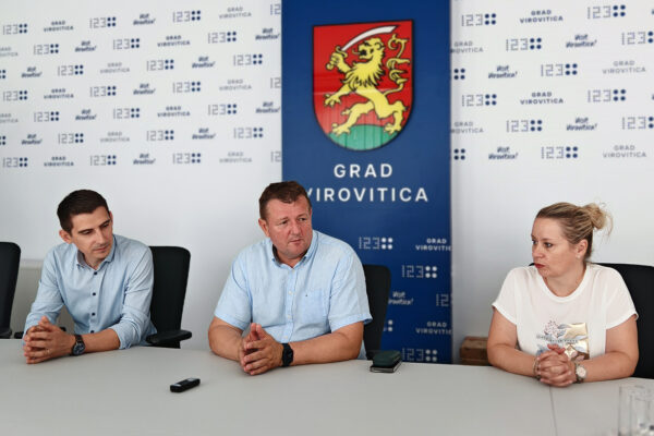 NAGRADA ZA NAJBOLJE: Gradonačelnik Ivica Kirin darivao laptope najučenicima gradskih škola te Katoličke osnovne škole 2 IMG 20250630 093954
