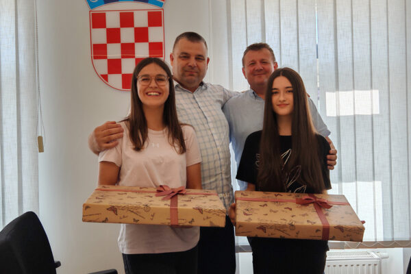 NAGRADA ZA NAJBOLJE: Gradonačelnik Ivica Kirin darivao laptope najučenicima gradskih škola te Katoličke osnovne škole 10 IMG 20250630 094410 1
