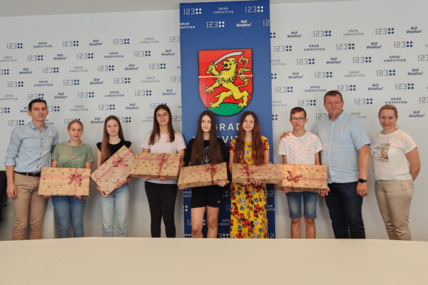 NAGRADA ZA NAJBOLJE: Gradonačelnik Ivica Kirin darivao laptope najučenicima gradskih škola te Katoličke osnovne škole 13 IMG 20250630 094602