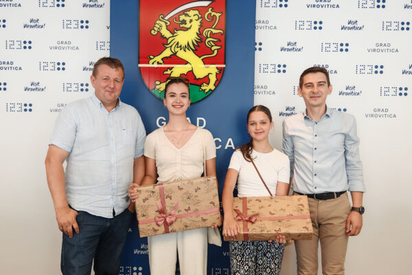 NAGRADA ZA NAJBOLJE: Gradonačelnik Ivica Kirin darivao laptope najučenicima gradskih škola te Katoličke osnovne škole 11 IMG 20250630 102251