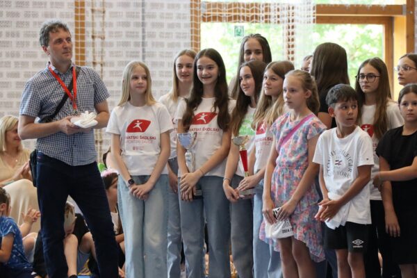 Dan OŠ Vladimir Nazor Virovitica: Franka Tomljanović proglašena najboljom učenicom 18 IMG 3029