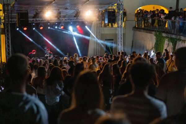 Svirka u Palači: Peki oduševio virovitičku publiku, Indian Summer Band zagrijao atmosferu 15 517507029 1161523636010614 4164014805403714077 n