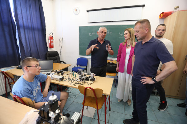 Zoran Kozjak je učitelj i inovator, hrvatski branitelj i dobitnik prestižne nagrade “Ivan Filipović”: Ocjene i medalje su bitne, ali životni put učenika je najvažniji 10 IOS VTC 54