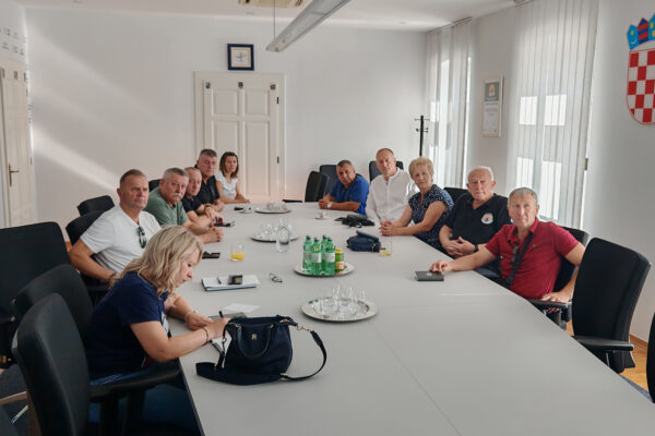 Gradonačelnik Ivica Kirin braniteljima predstavio projekt uređenja Trga dr. Franje Tuđmana 1 IMG 20250827 091223