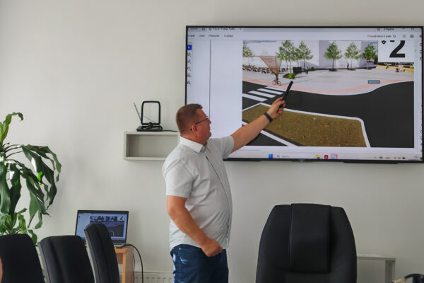 Gradonačelnik Ivica Kirin braniteljima predstavio projekt uređenja Trga dr. Franje Tuđmana 10 IMG 20250827 091534