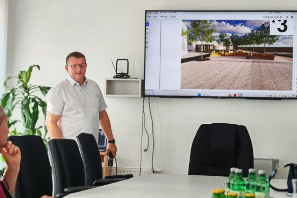 Gradonačelnik Ivica Kirin braniteljima predstavio projekt uređenja Trga dr. Franje Tuđmana 11 IMG 20250827 091622