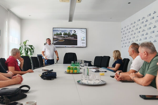 Gradonačelnik Ivica Kirin braniteljima predstavio projekt uređenja Trga dr. Franje Tuđmana 3 IMG 20250827 091651
